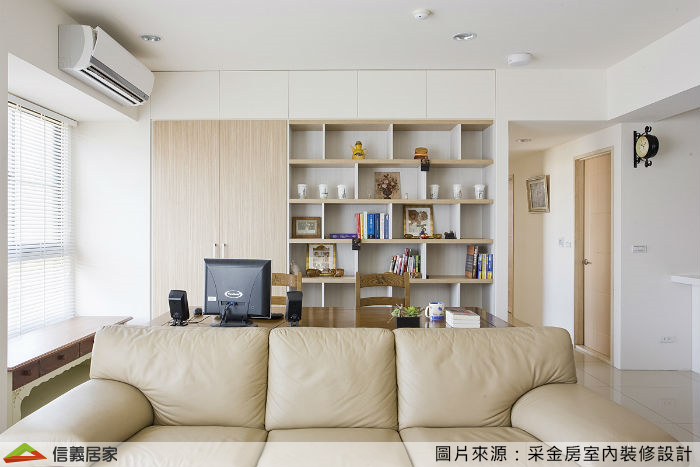 閱讀區後方的整面書櫃成為裝飾整個空間的重點。櫃體的層板用原木與白兩種色搭配,視覺上較不會覺得雜亂