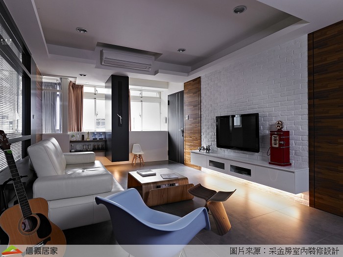 簡約俐落的系統家具,設計師利用棕色、深色木紋貼皮點綴,搭配深色鐵件與皮質桌椅等,為屋主一家打造都市叢林中的一抹寧靜。平常工作忙、回到家倒頭就睡;假日早點起床、一家人在窗邊享受一杯咖啡的寧靜與晨光的照耀。輕盈的線條延伸無垠、簡逸而舒適的透明無雜質,成就一個家風格。