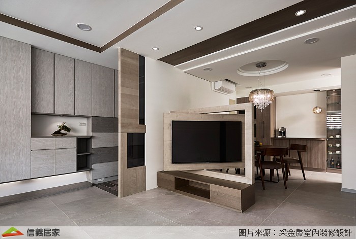 簡約俐落的系統家具,設計師利用棕色、深色木紋貼皮點綴,搭配深色鐵件與皮質桌椅等,為屋主一家打造都市叢林中的一抹寧靜。平常工作忙、回到家倒頭就睡;假日早點起床、一家人在窗邊享受一杯咖啡的寧靜與晨光的照耀。輕盈的線條延伸無垠、簡逸而舒適的透明無雜質,成就一個家風格。