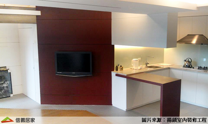 沿著牆面配置ㄇ字型的流理台與廚具櫃,讓下廚動線更加流暢,