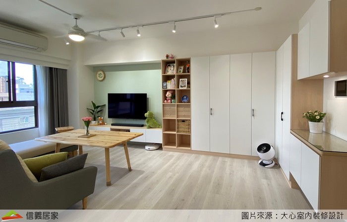 不同於制式的組合櫃,系統家具可依據空間大小形狀,量身訂做櫃體,連零碎的畸零空間也不放過。板材的顏色材質可自由選擇搭配,深色木紋、淺色木紋都可營造出不同的風格氛圍,依據居家整體設計做搭配。另外還有多元配件選搭,客製化專屬自己收納需求的櫃體。