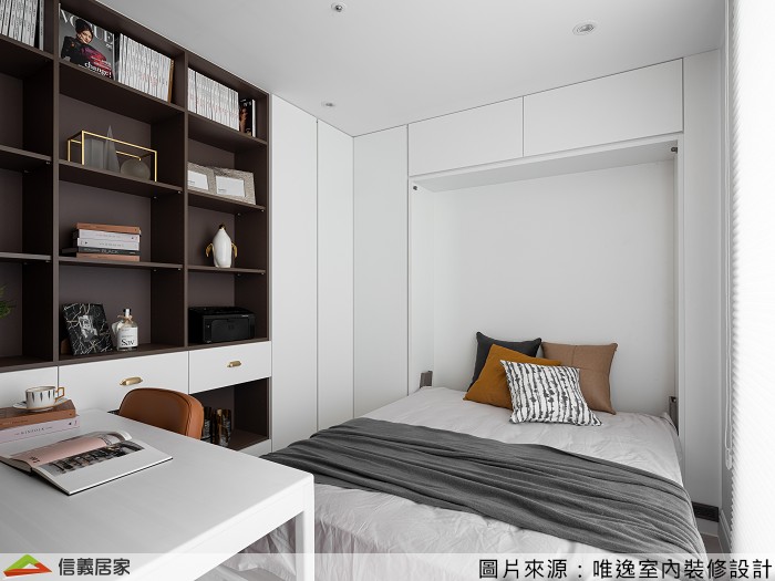 書房兼具多功能性，親友留宿時可將隱藏床組放下，即多出一間臥房供來客者使用；平日將床組收起，又可做為書齋房，任人探索知識領域。