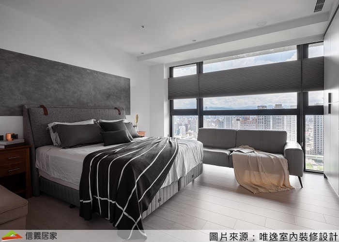 進入主臥睡眠場域，是公領域色調刷淡後的斯特曼灰泥，深淺錯落於主牆、風琴簾及沙發，建構出舒心無壓、絲質感般的睡寢質居。