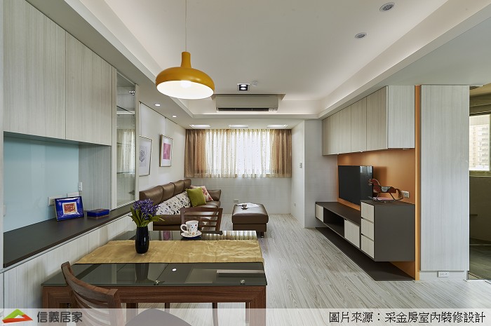 都會區的住宅空間偏狹小,因此客餐廳多半採開放式設計,即便如此,在界定空間時,仍希望有一個範圍,能明確區隔出客餐廳的動線及區域,以方便歸納及分配。若以容納4人的長桌來計算,餐廳最少要超過1坪以上較適合。依實際情況而定,餐廳不單單只有餐桌椅,還包括餐廚櫃,因此坪數往往也大於1坪以上。