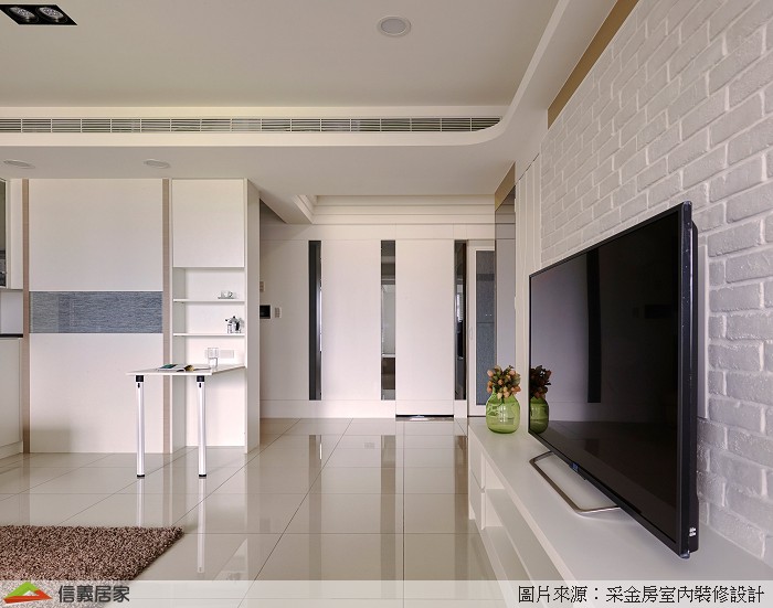 如果家裡人口不多,可以選購伸縮式餐桌或靠邊桌,平時占面積很少,朋友來時再打開或拉出來,既實用又省空間。 記得預留可以拉出餐椅及入坐的最小寬度,才能避免顧於擁擠。若餐桌靠近通往廚房或客廳等主要通道,建議留出120~130公分以上比較舒適且安全。