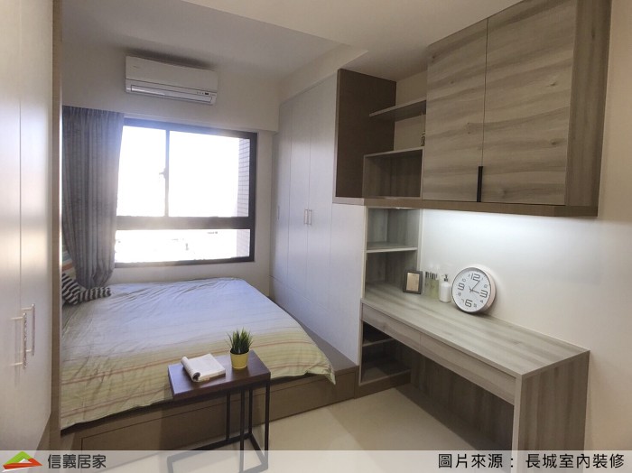 【小坪數臥房】 小房間最要注意的是坪效使用,可以在房間轉角處設置衣櫃,利用轉角的畸零坪數來節省空間,放置較少使用的行李箱或包包,或衣櫃結合書桌設計也是省空間的好方法。