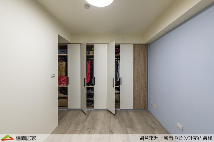 【封閉式衣櫃】 一般居家常見封閉式衣櫃,因為有門板設計可以將衣服全數塞進衣櫃中,也不用擔心被人發現凌亂的衣物。在門板的設計上可使用推拉方式,更能節省空間占用。