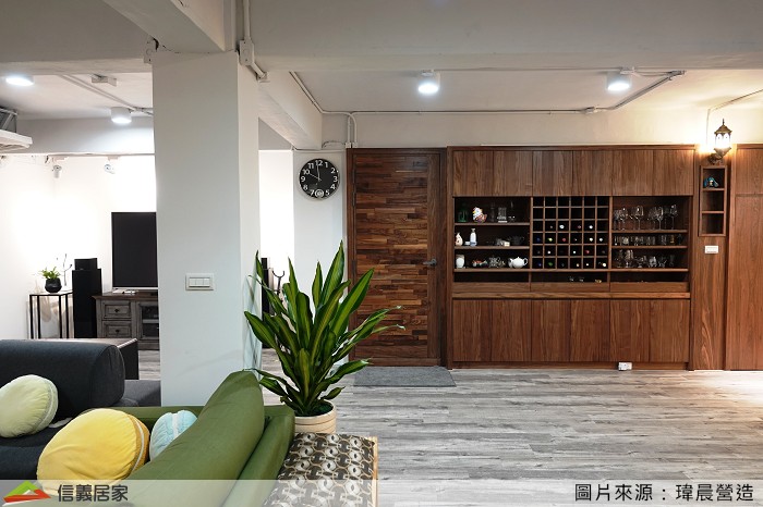 門上的柚木拼接皮板的凹凸面可以有效降低音波的反射,柚木色的沉穩質感也串連了室內的所有櫃體風格。大門旁的酒櫃兼具收納及展示的功能,右側的隱藏門推開就是樓梯下方的儲物空間,規畫考量色調的一致性,同時也完整了收納功能!