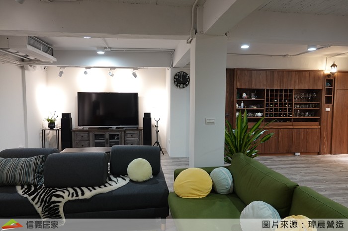 門上的柚木拼接皮板的凹凸面可以有效降低音波的反射,柚木色的沉穩質感也串連了室內的所有櫃體風格。大門旁的酒櫃兼具收納及展示的功能,右側的隱藏門推開就是樓梯下方的儲物空間,規畫考量色調的一致性,同時也完整了收納功能!