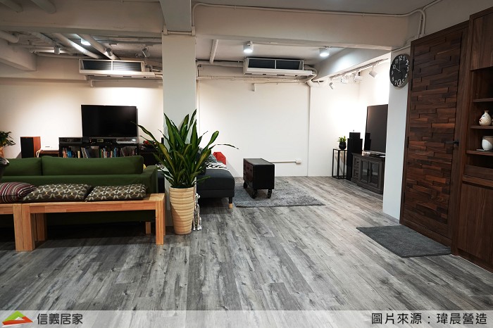 大門左側的第一個沙發區是陳先生的遊戲區,一個人在秘密基地的時候可以舒服的打電動,享受一個人的快樂!雙面使用的沙發讓兩個視聽區聯結在一起,旁邊的沙發區可以讓七八個人一起歡唱KTV,或者三五好友一起喝著威士忌聽著老歌,回味二十年前的青春!一個專屬包廂的概念!