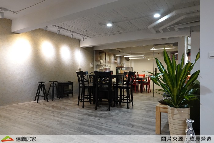 祕密基地最重要的空間留給餐桌,一起吃飯把酒言歡的時間最棒了!樂團的老朋友想一起吶喊的時候只要把圓桌移開,投射燈一打,就是最棒的舞台! 陳先生喜歡木地板的視覺效果,考慮到地下室的潮溼問題及清潔便利性,我們選用SPC木紋卡扣地板來裝飾地面,它完全不怕潮濕、面層有耐磨效果,非常適合這個環境使用。圓桌後方的玻璃隔間內是雪茄室,享受雪茄的時候可以與外面的朋友互動,全熱交換機以及獨立強效抽風機讓嗜好不造成別人的困擾,陳先生說這是他最喜歡的小空間!