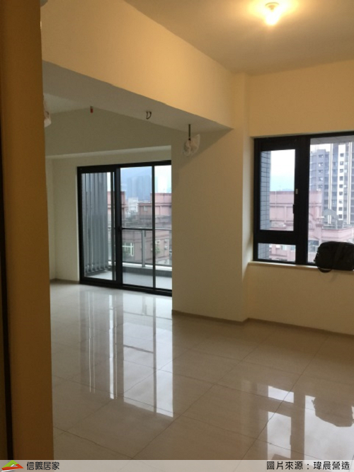 客廳原始樣貌,大面積落地窗及一旁的窗戶開在同一邊,整個空間顯得相當明亮,但免不了有大樑壓低的情形。