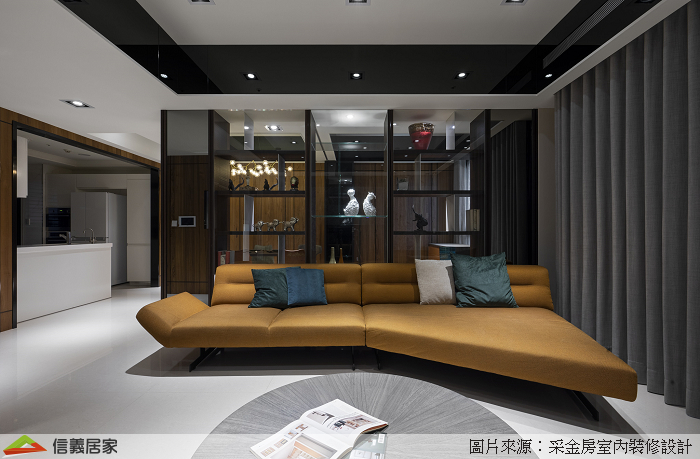 在有限空間裡期望能有2+1書房的設計,因此將餐廳與客廳之間的牆面改為穿透式設計的鏤空櫥櫃,一方面可以擺放屋主的收藏品外,同時也可將客廳視覺延伸至餐廳及書房。而訂制的橘色牛皮沙發更拉大空間尺度,也強調質感。