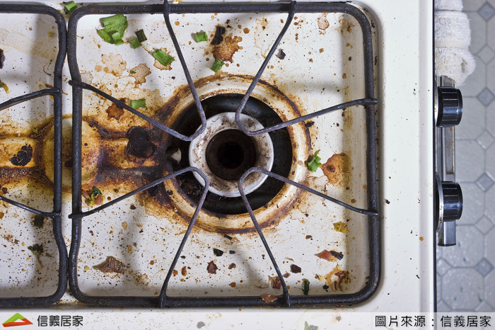 烹飪時總會有溢出湯汁、噴灑油沫的時候,難免搞得爐架髒兮兮,偶爾一忙不小心就忘了處理,變成難纏污垢好麻煩,來看這種問題如何解吧!