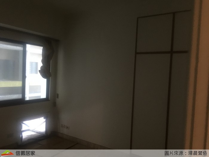 老舊華廈最容易遇到光線不足的問題,即便是白天在室內也得開燈。