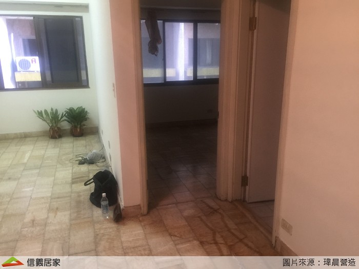原先格局的安排使得餐桌無論如何擺放都正對廁所。