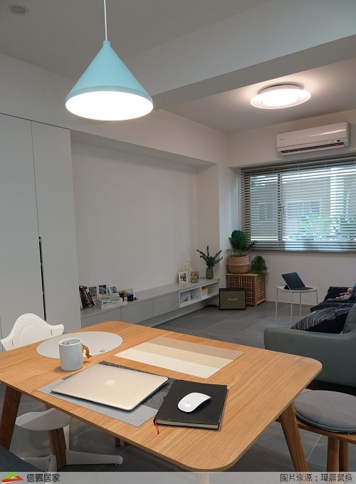 ▼簡約的室內擺設符合屋主的個性,採光窗留給客餐廳,使原先白天也顯得昏暗的室內變得明亮。光線引進後的開闊感搭配上大面積窗景,彷彿把咖啡店搬到家裡了呢!
