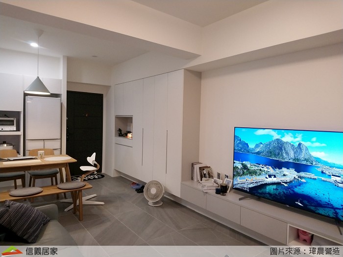 ▼開放式的空間用同色系的櫃體及油漆統一視覺,利用原先建築的樑位作一個隱性的空間區隔,電視牆只作下方的電器收納櫃,考慮視覺效果將櫃體全部懸空,減少大型櫃體太過沉重的缺點。