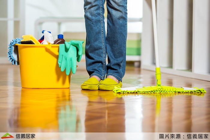 別以為吸完地再拖完就搞定!潮濕的地面反而讓灰塵黏在地上更難清,家事達人建議:地板清潔順序是乾>溼>乾,將灰塵掃除再用拖把或抹布沾取稀釋過的清潔劑拖地,最後用另一條乾淨的抹布擦乾地板,整潔可維持更長久。