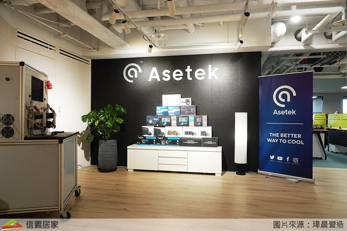 一進入辦公室公司名稱及產品印入眼簾，承襲公司一貫的簡約風格，深色牆面搭配純白字體將視覺集中於產品上，讓產品成為空間的裝飾品，不做過多的設計搶走產品的重要性；展示牆使用OSB洞洞板負責吊掛陳列商品，配合不同需求變化各種展示方式。
