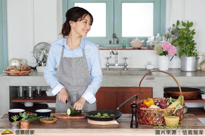 一般廚房規劃流理台皆含有料理檯面,可是若烹煮時器具食材過多,會使桌面動線凌亂,這時候中島設計可以幫助使用者加大料理場域,讓動線更清晰環境不擁擠,調理過程整齊舒服才不會顯得慌亂。
