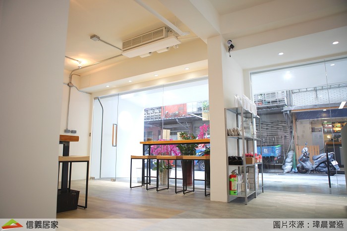 走進室內，天花板跟牆面都是簡潔的白，吊隱式冷氣跟管線直接外露，搭配職人手做的EMT金屬管路，不做過多的裝飾，營造樸實明亮的氛圍。