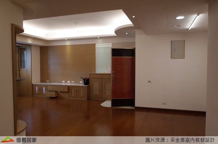 舊有的客廳以深色木地板及電視主牆為主色調,過於沉重的顏色容易造成視覺壓力也大大縮減視覺穿透的空間範圍;餐廚部分則將原先的L型廚櫃撤除,避免浪費轉角處的收納利用,原先物件中凹槽牆面容易形成畸零空間不利使用,衛浴空間同樣採用深色地磚導致視覺昏暗不明。