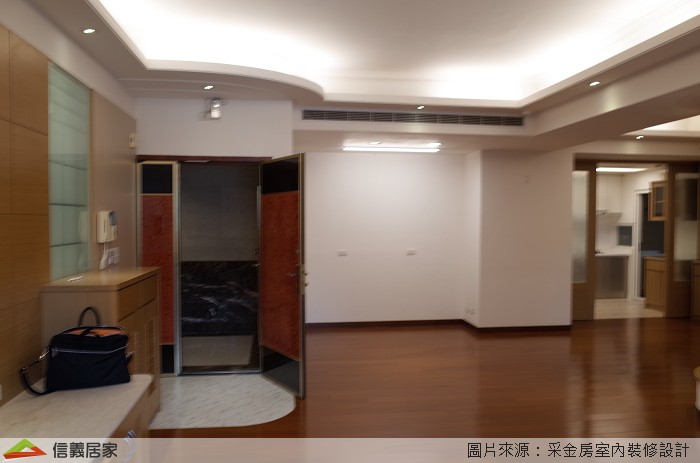 舊有的客廳以深色木地板及電視主牆為主色調,過於沉重的顏色容易造成視覺壓力也大大縮減視覺穿透的空間範圍;餐廚部分則將原先的L型廚櫃撤除,避免浪費轉角處的收納利用,原先物件中凹槽牆面容易形成畸零空間不利使用,衛浴空間同樣採用深色地磚導致視覺昏暗不明。