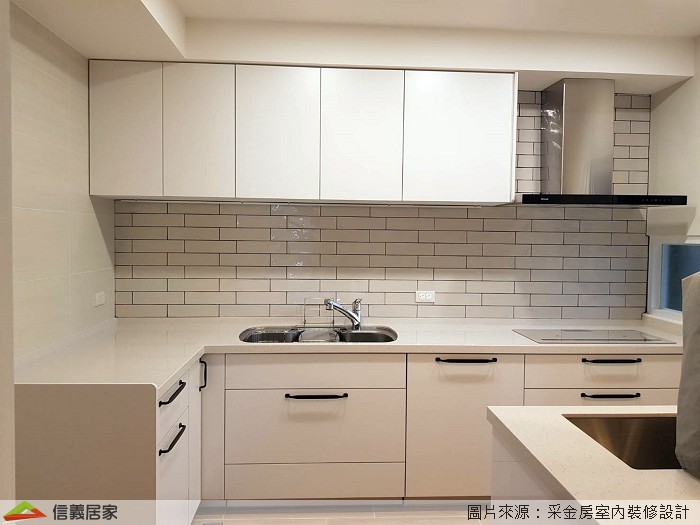 Point2廚房櫃體+中島 在設計上由於廚房改為開放式設計,因此增加中島餐桌並在下方設計收納櫃體加深儲物範圍;櫥櫃下櫃部分仍然保留原先的L型櫃體,但轉角改設計改旋轉拉欄架增加收納機能,上櫃則改為一字型;為了便利動線,設計師將水槽位置做更改避免與冰箱太靠近而不利使用。