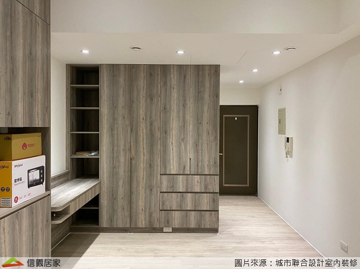 城市工程設計建議,坪數不大的建物應避免過多的色系造成視覺凌亂,簡單白牆設置兩座頂天的系統收納櫃,系統櫃外觀採櫟木皮呈現爽朗乾淨,並在床頭中央取開放的設計,適合睡前置放眼鏡、水杯或書籍等小物,滿足夫妻不同的需求。