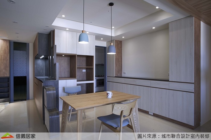 由於餐廳區位於房子正中央無直接採光,因此設計師利用淺色裝修採光問題,並在牆面留下一面空白處,讓喜愛作畫的屋主能掛上自己的得意作品。 設計師將廊道天花板延伸至房間走道,並利用造型木皮貼花畫出客餐廳間的界線,電視主牆選用美耐板大理石紋造型,既平價又能營造出大自然的氣息。 為了避免開門會看見床鋪及緊鄰衛浴的促狹空間,設計師在臥室床頭旁做一道玻璃屏風用以隔絕空間,利用玻璃透光性讓整體空間沒有壓迫的感覺。