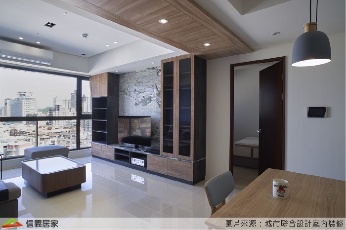由於餐廳區位於房子正中央無直接採光,因此設計師利用淺色裝修採光問題,並在牆面留下一面空白處,讓喜愛作畫的屋主能掛上自己的得意作品。 設計師將廊道天花板延伸至房間走道,並利用造型木皮貼花畫出客餐廳間的界線,電視主牆選用美耐板大理石紋造型,既平價又能營造出大自然的氣息。 為了避免開門會看見床鋪及緊鄰衛浴的促狹空間,設計師在臥室床頭旁做一道玻璃屏風用以隔絕空間,利用玻璃透光性讓整體空間沒有壓迫的感覺。