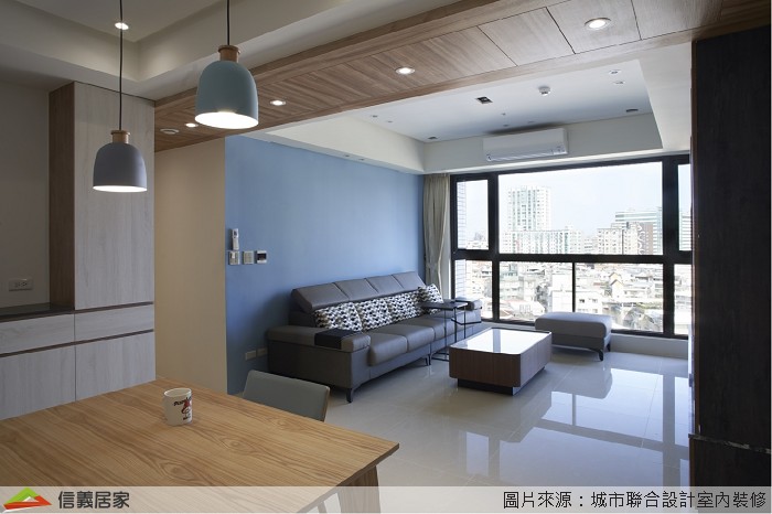 由於餐廳區位於房子正中央無直接採光,因此設計師利用淺色裝修採光問題,並在牆面留下一面空白處,讓喜愛作畫的屋主能掛上自己的得意作品。 設計師將廊道天花板延伸至房間走道,並利用造型木皮貼花畫出客餐廳間的界線,電視主牆選用美耐板大理石紋造型,既平價又能營造出大自然的氣息。 為了避免開門會看見床鋪及緊鄰衛浴的促狹空間,設計師在臥室床頭旁做一道玻璃屏風用以隔絕空間,利用玻璃透光性讓整體空間沒有壓迫的感覺。