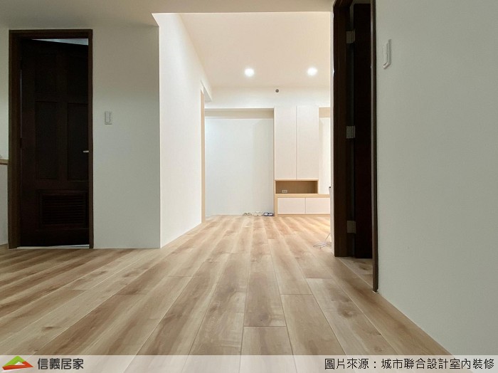 客廳以白淨為主題,利用白的調性放大空間感,並適度留白來突顯木質調的點綴,與實木家具的溫潤,襯托出些許北歐情調。 簡潔雅致的收納櫃,貼合屋主收納物品的需求,電視牆櫃內都是漂浮白梧桐,櫃外是使用科彰的雪藏橡木,簡約的白色櫥櫃,搭配木紋直理提升生活溫度,揉合空間主色調。