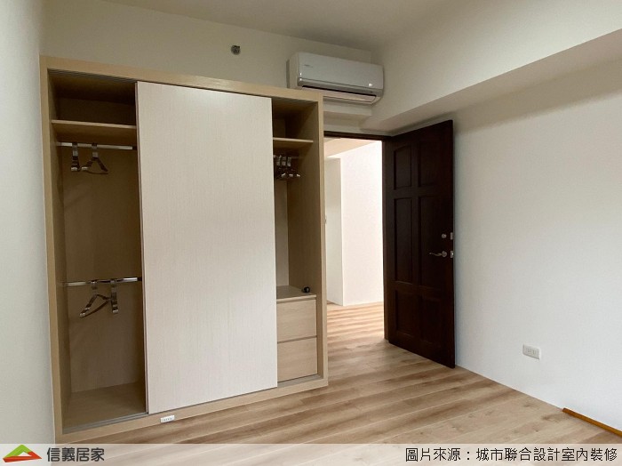 臥室內乾淨簡單的多功能桌面設計,抬頭便能穿透玻璃的看出戶外自然視野,使腦袋更加清晰。