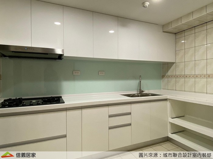 廚房部分採用一字型櫥櫃,再另一側增設電器矮櫃,用於收納鍋具都十分方便。
