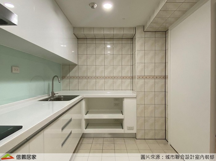 廚房部分採用一字型櫥櫃,再另一側增設電器矮櫃,用於收納鍋具都十分方便。