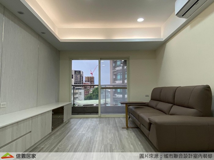 客廳是凝聚情感的重要空間,無論大小事客廳總是家人最優先想到的分享場域,因此客廳的舒適度顯得更加重要。設置整面的系統櫃體一路延伸至電視牆面,讓整體空間更具延展性,牆面上的銀色壓條適當點綴空間感,使其不單調反而有畫龍點睛的效果;陽台選用白色鋁框玻璃門,通透白皙的意境,使舒暢感油然而生。