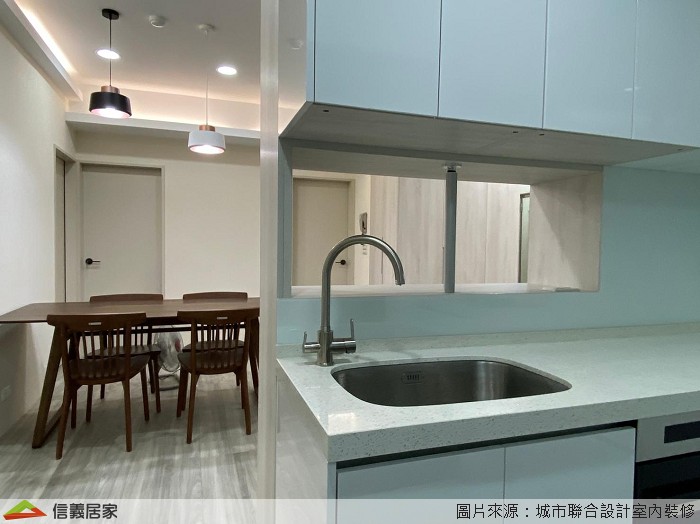 餐廳與廚房則是使用系統櫃作為區隔,利用半開放式的空間打造出空間穿透感,也加大了收納範圍。