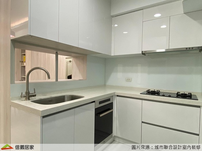 廚具選用抗菌的高級石英石檯面及櫻花L型廚具,全體櫥櫃面板則採用將壓克力色板貼附在基材上的結晶鋼烤,由於結晶鋼烤具有良好的抗潮性,且表面光滑容易清洗,不易吸附廚房油煙,是很好的廚具建材;陽台處同樣以玻璃拉門做出區隔,透過玻璃的通透性讓光線自然透入,明亮加大。