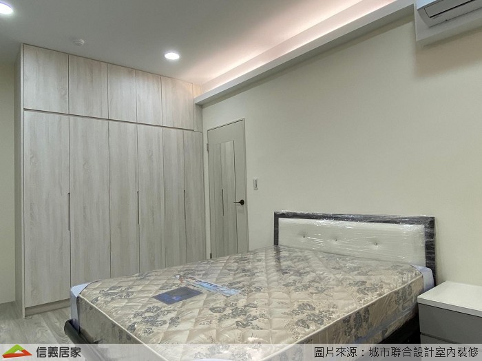 現代人越來越重視健康議題,對於生活品質也格外注重,因此在休息睡眠格外重要的臥室中,設計師選用E1低甲醛的系統板材做系統櫃,木貼地板與系統櫃皆採用相近色系,空間感延伸至無盡。