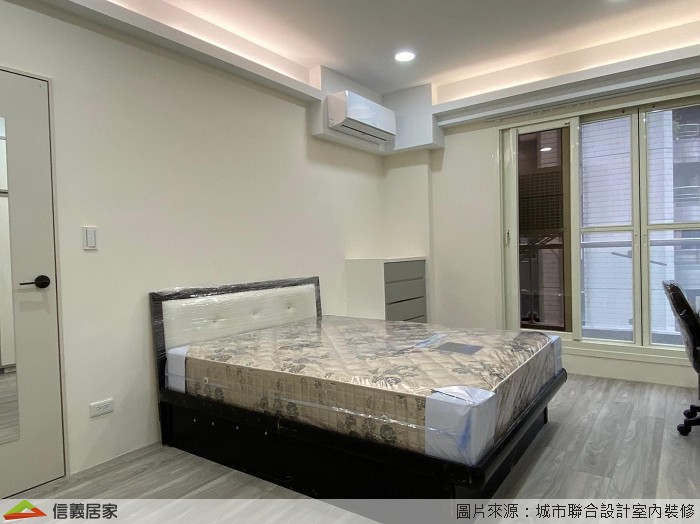 現代人越來越重視健康議題,對於生活品質也格外注重,因此在休息睡眠格外重要的臥室中,設計師選用E1低甲醛的系統板材做系統櫃,木貼地板與系統櫃皆採用相近色系,空間感延伸至無盡。
