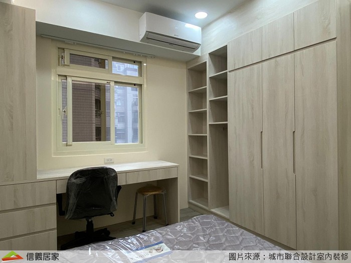 正值求學階段的孩童,肯定少不了日常使用物品及書籍,為了使他們能夠好好的集中學習,具有良好光源與完善收納的房間顯得格外重要;由收納櫃延伸出書桌,不僅將坪數做高效使用,收納範圍也大大增加不少;面窗的書桌規劃,讓閱讀空間更顯明亮舒暢,更能提升整體專注力。
