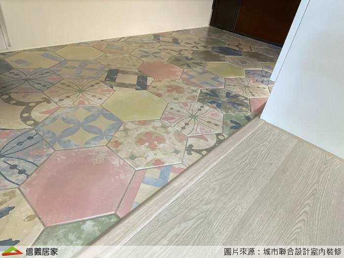 進入玄關馬上就能看到用清新優雅的六角磚所鋪設的落塵區,利用花磚拼貼混搭規劃出符合屋主氣質的落塵區,特地在牆面留下一塊藍色漆面,油漆師傅在底層刷上了5至6層的磁性漆,外層則使用黑板漆,讓小孩可以在此區盡情揮灑創意,也可以當成留言板紀錄事情。
