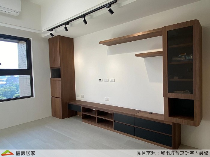 快將畫面轉到客廳區的電視牆面,不同於玄關的活躍躁動,電視牆採用沉穩的胡桃木鋼刷木皮,配上古典灰橡木皮地板,讓木地板的溫潤沉著平復出門在外地奔波勞動,進門左側加設一日衣櫃及洞洞板,滿足出門在即的包包與衣帽收納需求,透過材質本身的建材基調,為此空間帶來亮眼的第一印象。