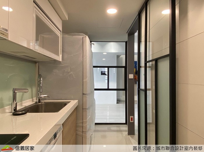 廚房與餐廳利用鋁框玻璃門隔絕油煙,讓在廚房辛苦的女主人可以由此看到家人食慾大動的模樣,通透玻璃感讓採光無礙具有放大居家的特性,更在鋁框玻璃門上增設開孔,讓美味佳餚可迅速遞上桌開動。