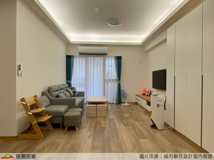 入口玄關櫃延伸至電視牆區域,一律採用白色木紋系統櫃施作,可容納大範圍的收納空間,加上從落地窗的透入的光源,襯托出全室清新自然感。