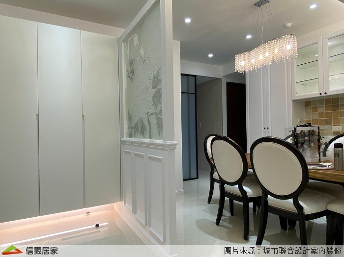餐廚|隔間打造好空間 廚房場域以北二高的拉門與餐廳做為一個轉場劃分,緊鄰玄關的餐廳則同樣運用隔板解決開門見灶的問題,設計師更不忘在隔板上鑲嵌玻璃雕花片營造視覺饗宴,櫥櫃中央所鋪設的磁磚再再凸顯出全室風格的一致性。