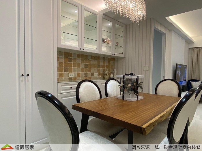 餐廚|隔間打造好空間 廚房場域以北二高的拉門與餐廳做為一個轉場劃分,緊鄰玄關的餐廳則同樣運用隔板解決開門見灶的問題,設計師更不忘在隔板上鑲嵌玻璃雕花片營造視覺饗宴,櫥櫃中央所鋪設的磁磚再再凸顯出全室風格的一致性。