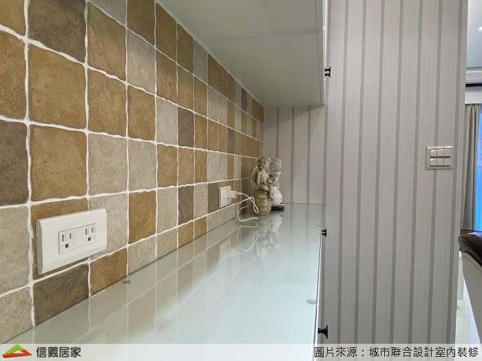 餐廚|隔間打造好空間 廚房場域以北二高的拉門與餐廳做為一個轉場劃分,緊鄰玄關的餐廳則同樣運用隔板解決開門見灶的問題,設計師更不忘在隔板上鑲嵌玻璃雕花片營造視覺饗宴,櫥櫃中央所鋪設的磁磚再再凸顯出全室風格的一致性。